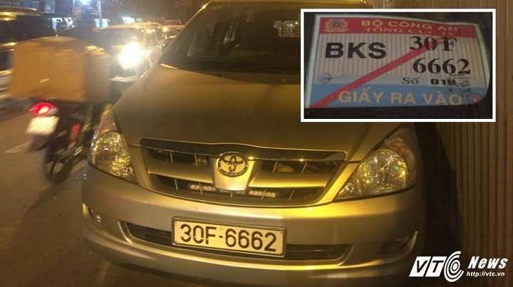 CSGT Hà Nội xử phạt xe gắn thẻ Bộ Công an ngang ngược cản đường dân