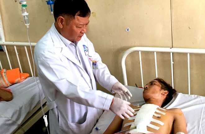 Thanh niên bị kẻ xấu chặn đường đâm thủng tim thoát chết kỳ diệu