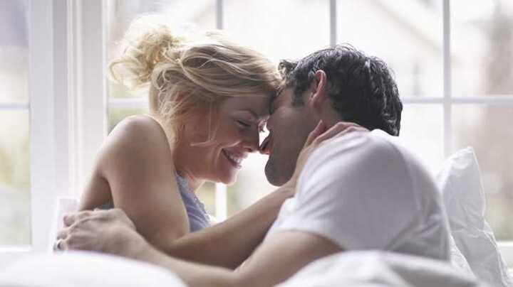 Khoa học chứng minh: Chị em hôn nhiều sẽ giảm béo, đẹp da!