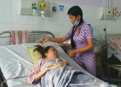 Cô gái bị kẻ lạ đâm kim nhiễm HIV đến mắc bệnh hiếm: 'Mẹ ơi, đừng bỏ con'