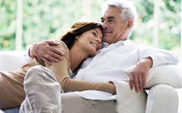 Chuyên gia nói về chuyện phòng the lệch tuổi như Hoàng Kiều-Ngọc Trinh