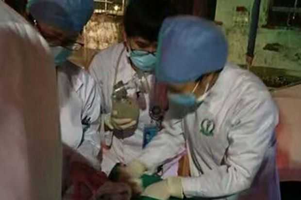 Bác sỹ dùng smartphone đỡ đẻ