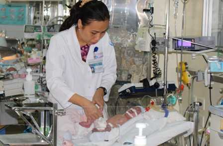 Vừa chào đời, bé trai bị 'quỷ hút máu' tấn công