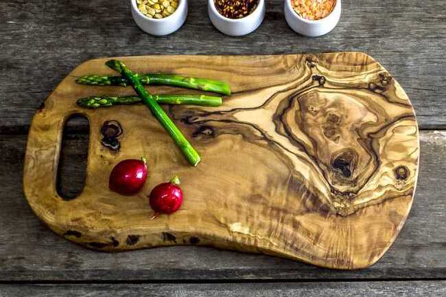 Thớt nhựa độc hơn thớt gỗ nhiều lần