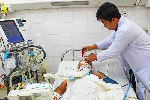 Chàng trai bị bạn 'ngáo đá' đâm xuyên sọ