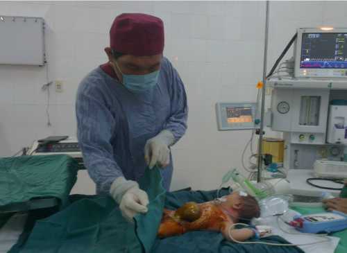 Khối gan to bằng trái cam nằm ngoài bụng bé sơ sinh