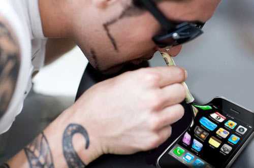 Giải mã hội chứng ám ảnh công nghệ qua cử chỉ liên tục kiểm tra điện thoại, lướt facebook