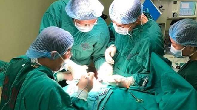 Khản tiếng tưởng bị viêm họng, hóa ra có khối u trong thanh quản