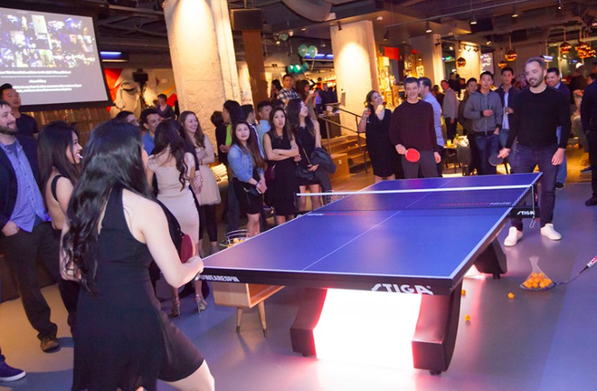 CEO Uber chơi bóng bàn cùng CEO Facebook