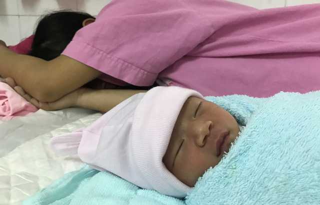 Vì quá nghèo, cha mẹ làm thợ hồ kiên quyết không nuôi bé gái sơ sinh