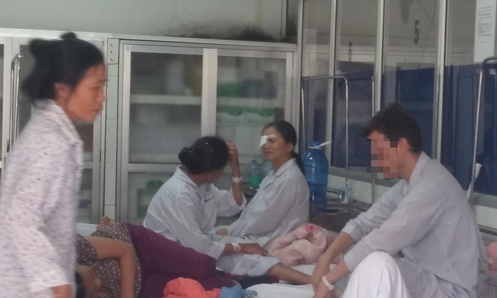 Uống vài chén rượu methanol ở Pháo Đài Láng, thầy giáo nước ngoài nguy kịch