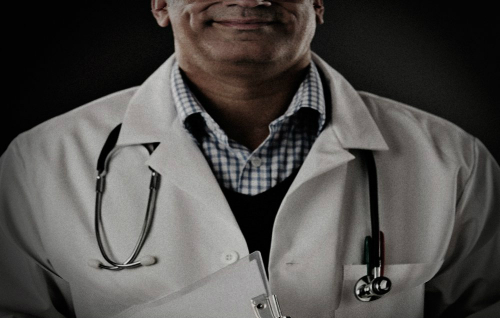 Bác sĩ bị kiện vì chạm 'của quý' vào người bệnh nhân