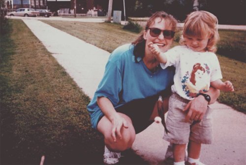 Cô gái 23 tuổi cùng lúc nuôi 2 bộ xương trên người