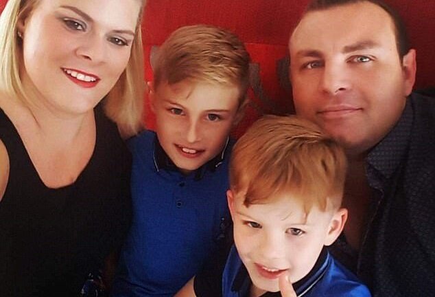 Bệnh lạ khiến người phụ nữ có nước tiểu màu đen