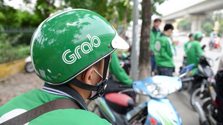 Clip: Hai tài xế GrabBike đánh nhau tranh khách giữa phố