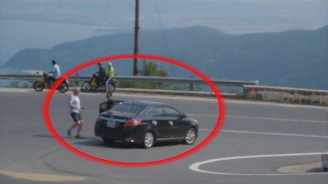 Clip: Ngang nhiên dừng xe giữa khúc cua tay áo trên đèo Hải Vân để chụp ảnh