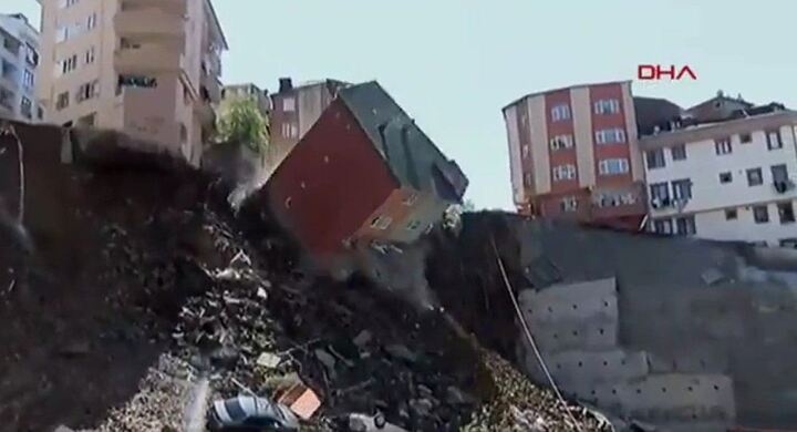 Clip: Toà nhà chung cư bốn tầng đổ sập trong tích tắc