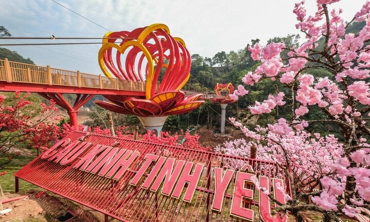 Video: Cận cảnh cầu kính 5D cao 22 m đầu tiên tại Việt Nam