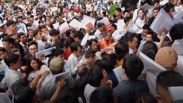 Video: Dòng người chen lấn giẫm đạp đến ngất xỉu vì xin visa Hàn Quốc tại văn phòng mới