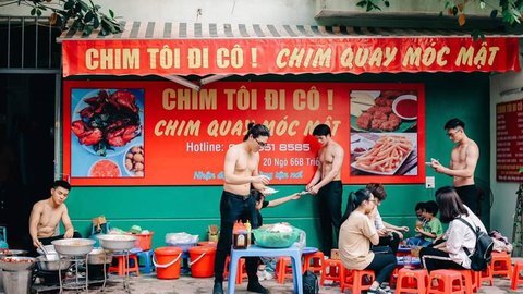 Sự thật sau những tấm hình 'soái ca' cởi trần bán đồ ăn ở Hà Nội