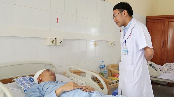 Video: Chơi bóng đá, người đàn ông bị vỡ sọ não nguy kịch