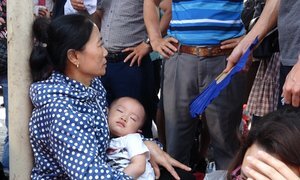 Video: Người dân vạ vật chờ nhiều tiếng bắt xe về quê nghỉ lễ