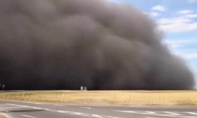 Clip: Bão cát cao 100 m 'nuốt chửng' thành phố gần sa mạc Gobi