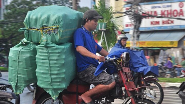 Video: 'Xe mù' tung hoành, nghênh ngang lê 'máy chém' gây họa cho người đi đường ở TP.HCM