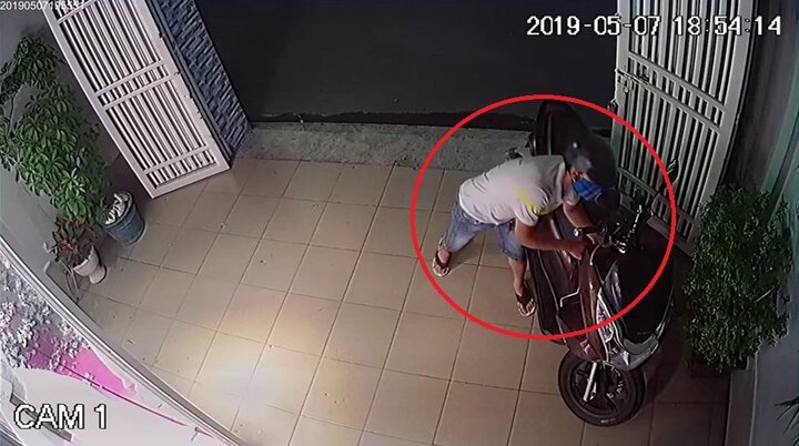 Clip: Trộm vào tận nhà đang có chủ, bẻ khóa cuỗm xe máy trong chớp mắt