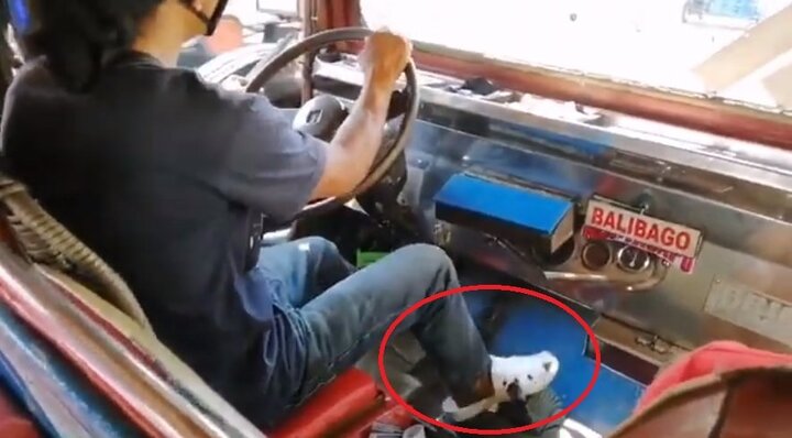Clip: Cao thủ lái xe sở hữu kĩ năng 'thượng thừa' khi sang số bằng chân