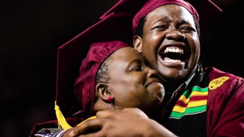 Hy hữu mẹ và con trai cùng tốt nghiệp đại học trong 1 ngày