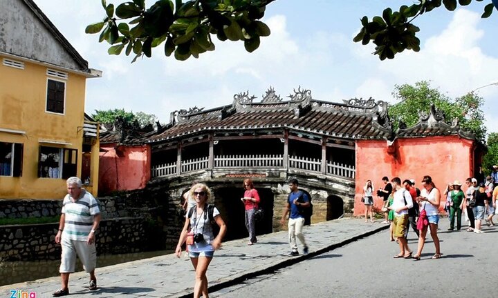 Hội An chỉ cho 20 khách qua Chùa Cầu mỗi lượt