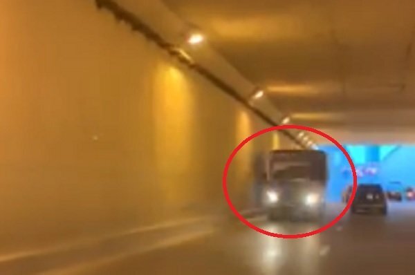 Clip: Tài xế xe tải bất chấp nguy hiểm chạy ngược chiều tại hầm chui ở Hà Nội