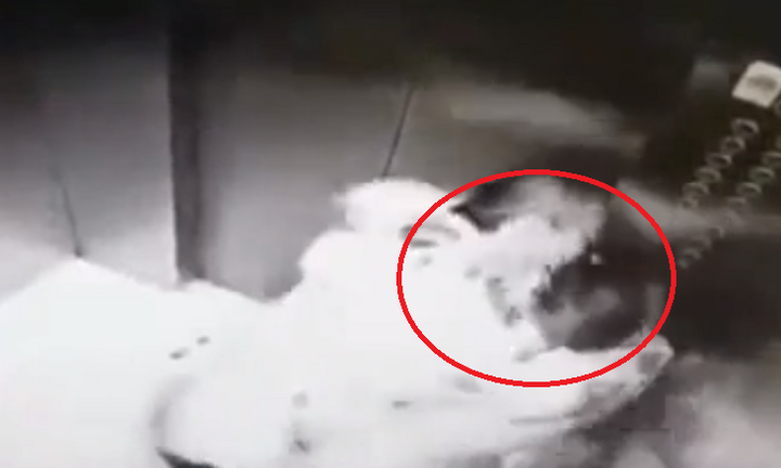 Clip: Cô gái trẻ bị kẻ biến thái cưỡng hôn kinh hoàng trong thang máy