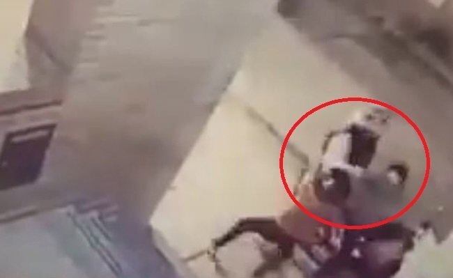 Clip: Cô bé 11 tuổi ra tay cứu mẹ khiến tên cướp phải tháo chạy