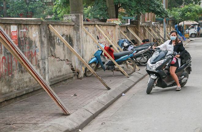 Phá bức tường đỡ bằng trăm cột chống sập ở Hà Nội