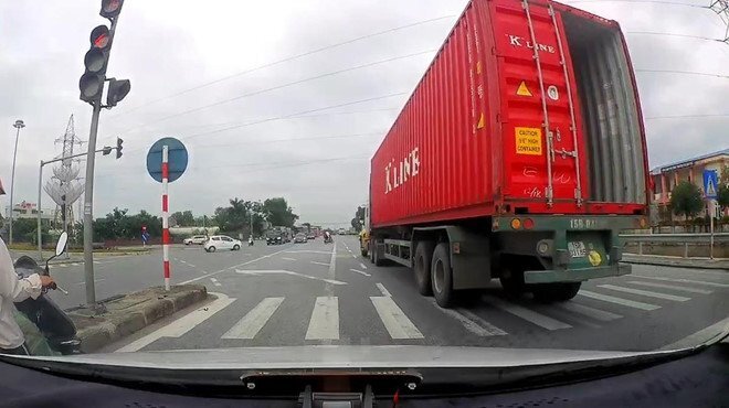 Clip: Container vượt đèn đỏ ngay giao lộ gây bức xúc