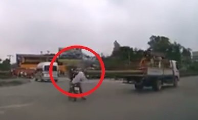 Clip: Cột điện quá khổ trên xe cẩu va vào mặt người đi đường