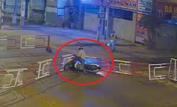 Clip: Thanh niên lao xe máy đâm gãy thanh chắn tàu, hàng chục người hoảng hốt giải cứu