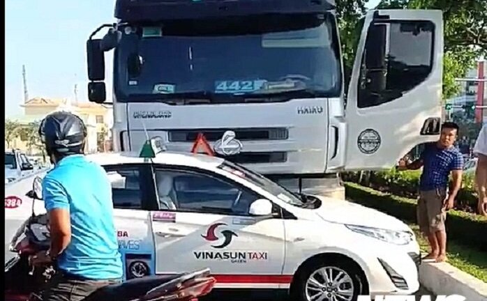Clip: Xe container húc, ủn xe taxi cả chục mét tại Đà Nẵng