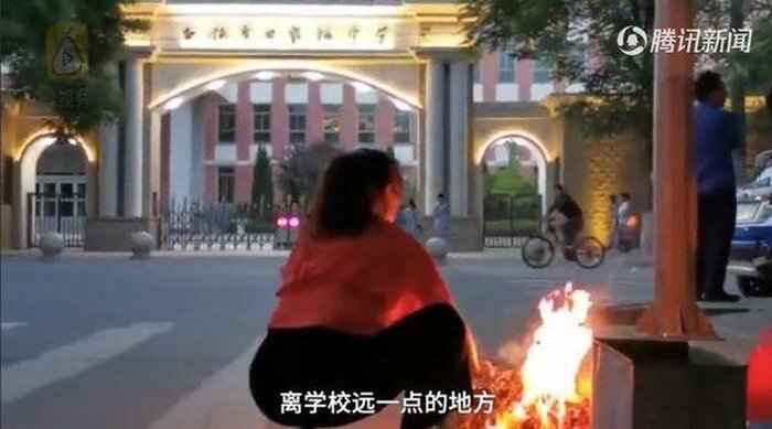 Con thi Đại học, phụ huynh đốt vàng mã, cúng đồ ở cổng trường