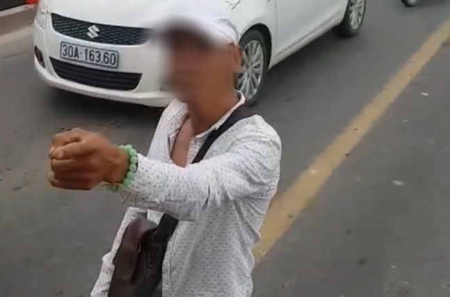 Clip: Thanh niên nghi ngáo đá, cầm hung khí chặn đầu xe bus giữa cầu Chương Dương