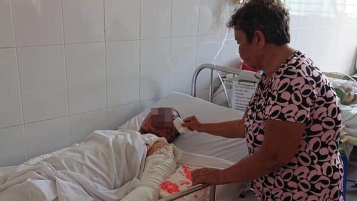 Video: Giận bố mẹ, cô gái động kinh châm lửa tự thiêu