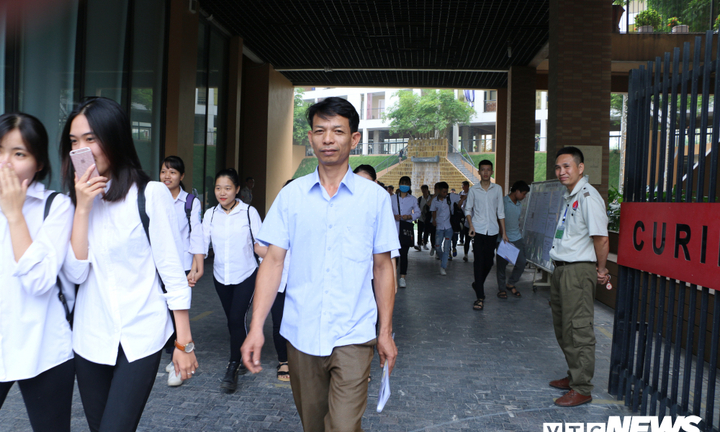 Video: Trưởng thôn 47 tuổi đi thi, thí sinh tưởng nhầm là giám thị