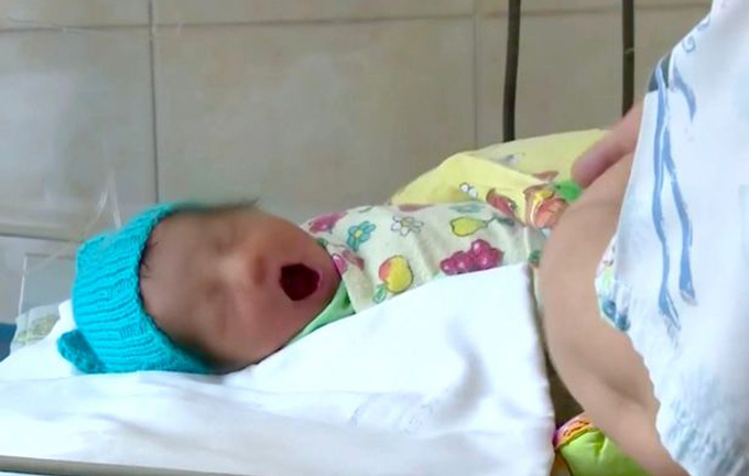 Trẻ sơ sinh bị bỏ rơi trong bụi rậm, danh tính 'người hùng' khiến ai cũng bất ngờ