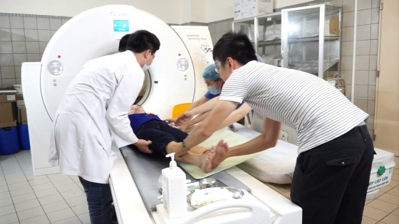 Video: Luyện giáo phái lạ chữa bệnh, người phụ nữ nhập viện cấp cứu