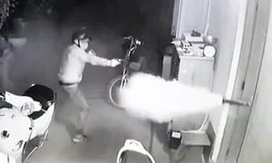 Clip: Băng trộm rút súng uy hiếp chủ nhà ở TP.HCM