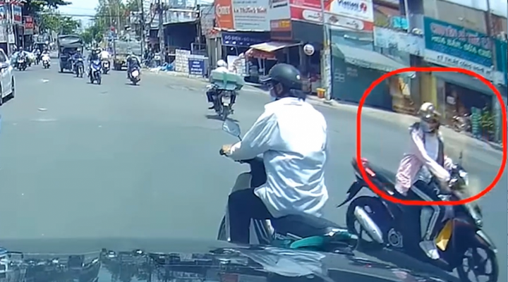 Clip: Vượt đèn đỏ làm 2 người đi xe máy ngã sấp mặt, nữ 'ninja' lạnh lùng bỏ đi