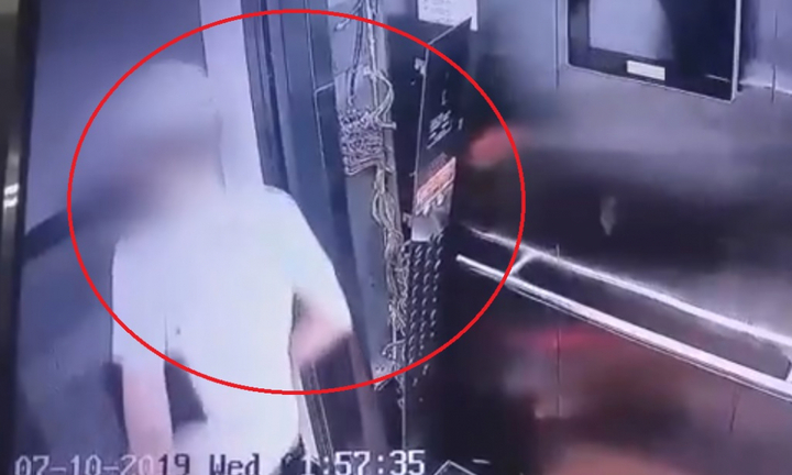 Clip: Mãi không thể bấm số, người đàn ông đạp tung bảng điều khiển trong thang máy