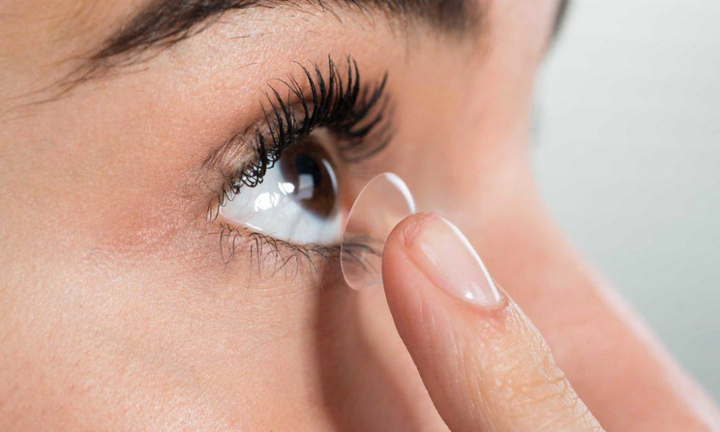 Video: Đeo kính áp tròng khi tắm, người đàn ông bị mù mắt